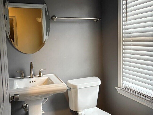 Building Photo - 1562 Linksview Close