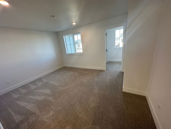 Building Photo - POOL & Clubhouse! 3 Bdrm, 2.5 Bath 1450 sq ft Townhouse, All Appliances, Gas Heat & A/C, Pet OK, ...