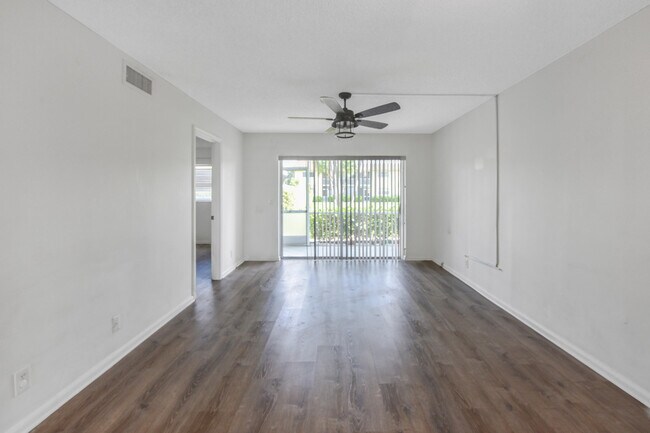 Building Photo - 9851 Sandalfoot Blvd