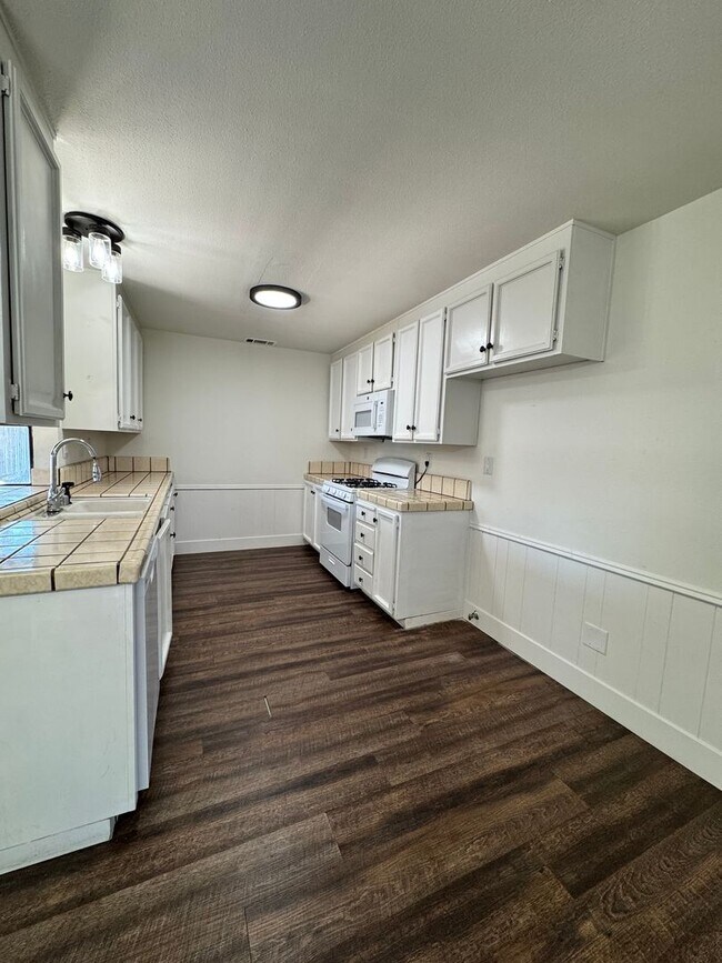 Building Photo - Available now! 3 Bed/2 Bath Home