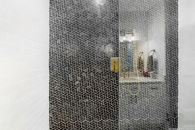 Building Photo - 423 College Blvd