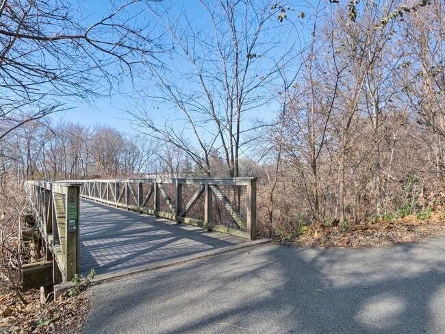 Building Photo - 180 River St