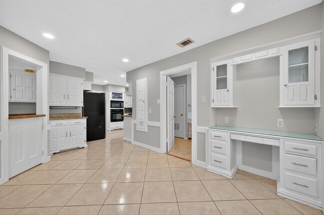 Building Photo - 663 Ravensworth Dr