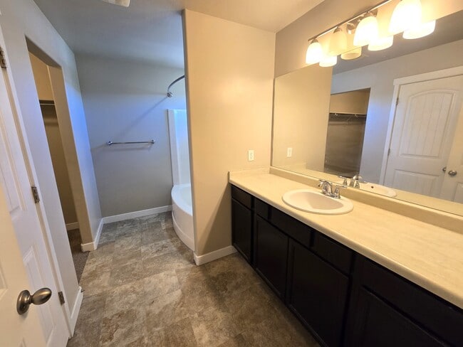 Building Photo - 528 Fox Chase Dr