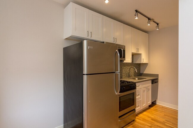Building Photo - 557 W Arlington Pl