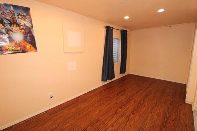 Building Photo - Beautiful 3bd, 3 bath single family home bedroom for rent in Aurora 80016