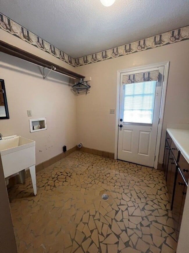 Building Photo - 3 Bedroom, 3 Bath Home in Dearing