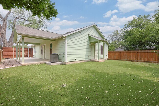 Building Photo - Charming 3/2 Minutes from Downtown NBTX