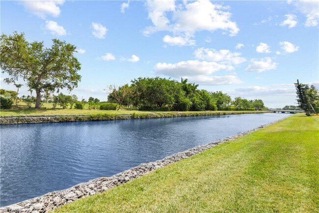 Building Photo - 600 Valley Stream Dr