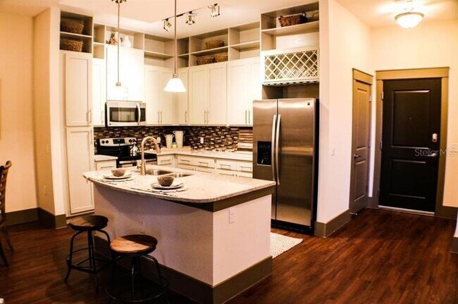 Building Photo - 1701 N Lois Ave