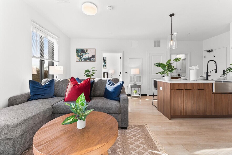 Building Photo - 600 Broadway-SI ID1240317P