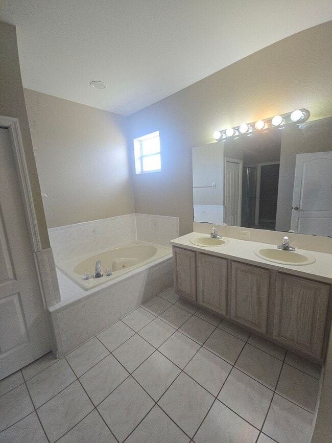 Building Photo - Remodeled 3 bed 2 bath home