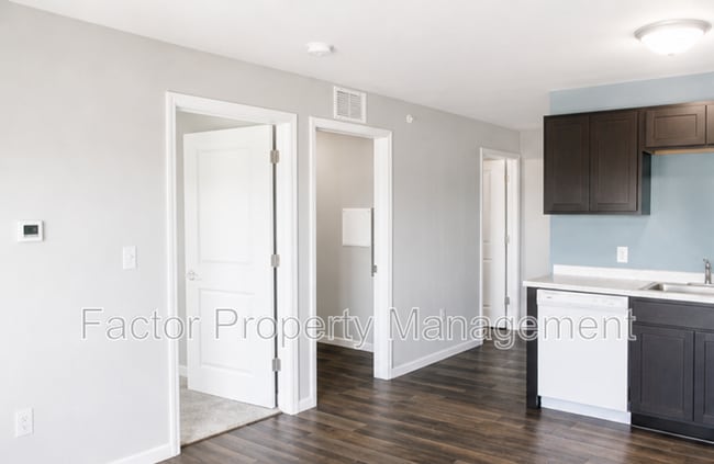 Building Photo - 561 S Elk St