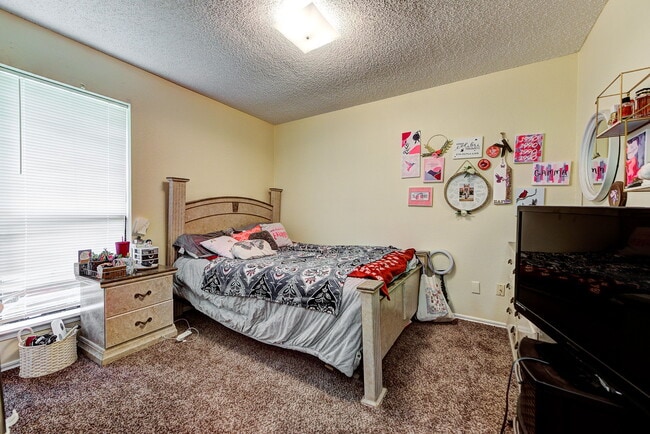 Building Photo - 2206 Whiteoak Cir