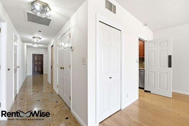 Building Photo - 555 Laurel Ave
