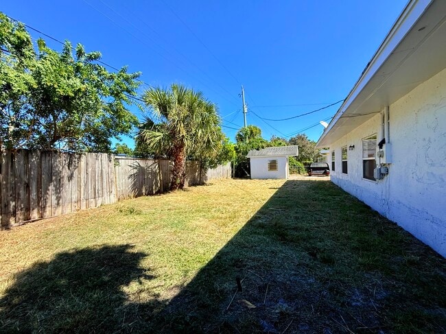 Building Photo - 1455 NE Silver Maple Way