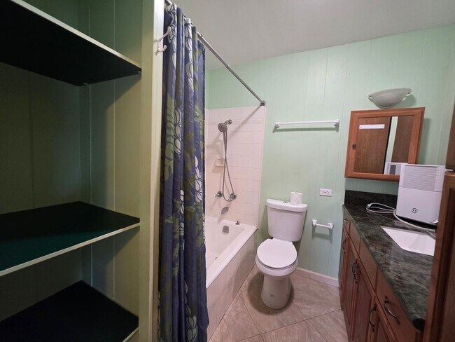 Building Photo - AVAILABLE NOW! 3 bed, 1.5 bath with 2 parking in Kailua.