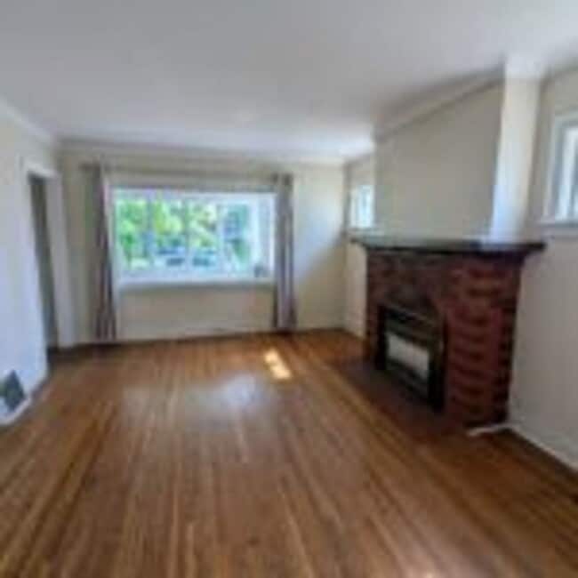 Building Photo - 1307 N 20th Ave E