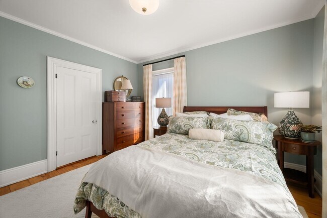 Building Photo - 40 Mead St