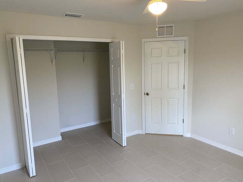 Building Photo - $250 move in special - 3 bedroom, 2 bath Duplex