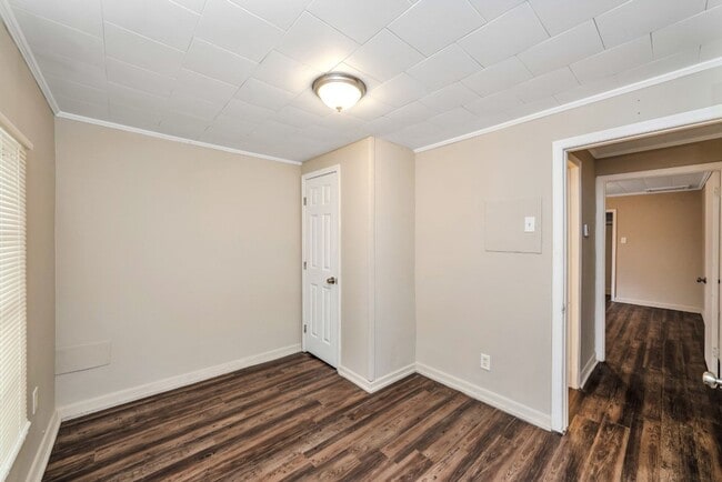 Building Photo - Charming Home with Open Floor Plan & Cover...