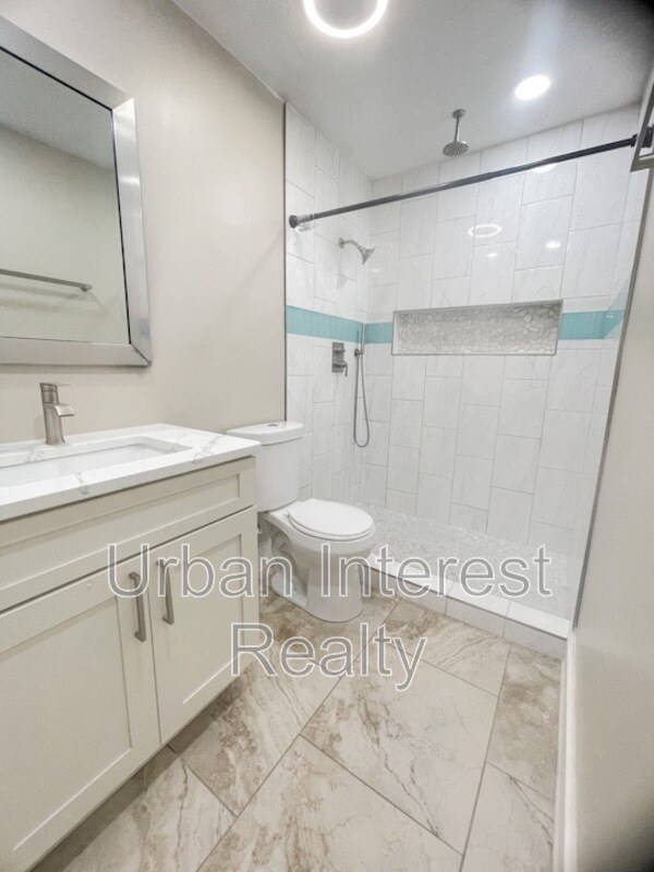 Building Photo - 802 E Pine Forest Dr