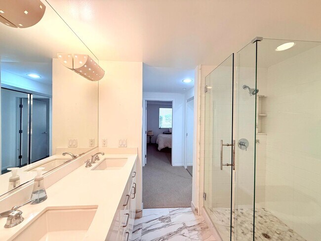 Building Photo - Fantastic 2 Bed 2 Bath Condo Partially Fur...