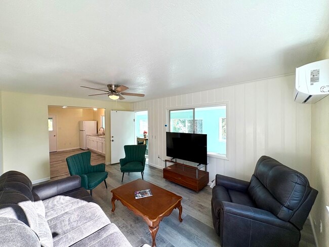 Building Photo - 620 Meadow Ln