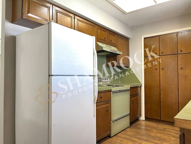 Building Photo - Convenient location close to shopping and Hwy 6!