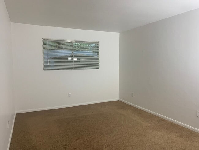 Building Photo - Pet Friendly Palm Desert Home