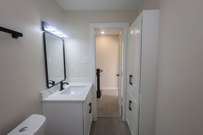 Building Photo - 708 Staitti St