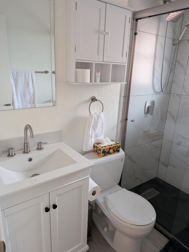 Building Photo - 425 Manhattan Dr