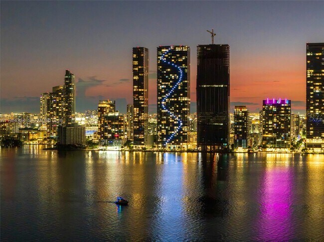 Building Photo - 700 NE 24th St