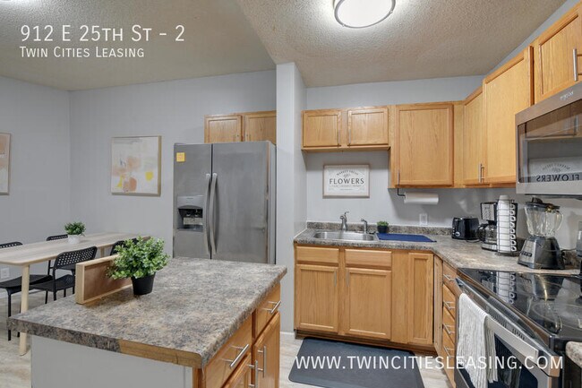 Building Photo - 912 E 25th St
