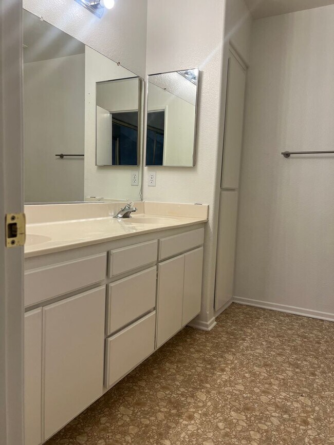 Building Photo - 3 Bedroom 2 Bathroom Townhome for Rent in Palmdale