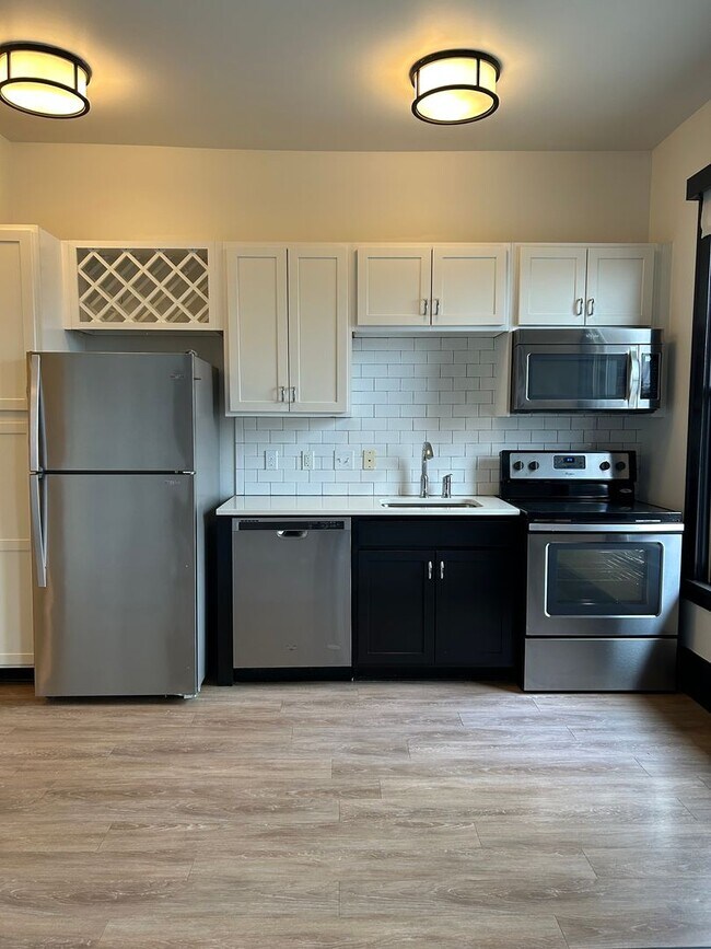 Building Photo - Adorable Studio Apartment in Downtown Omaha