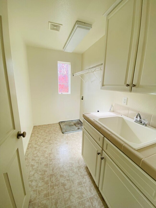 Building Photo - Westlake Winner... Walk to Parks & Schools 3 Bedroom 2.5 Baths