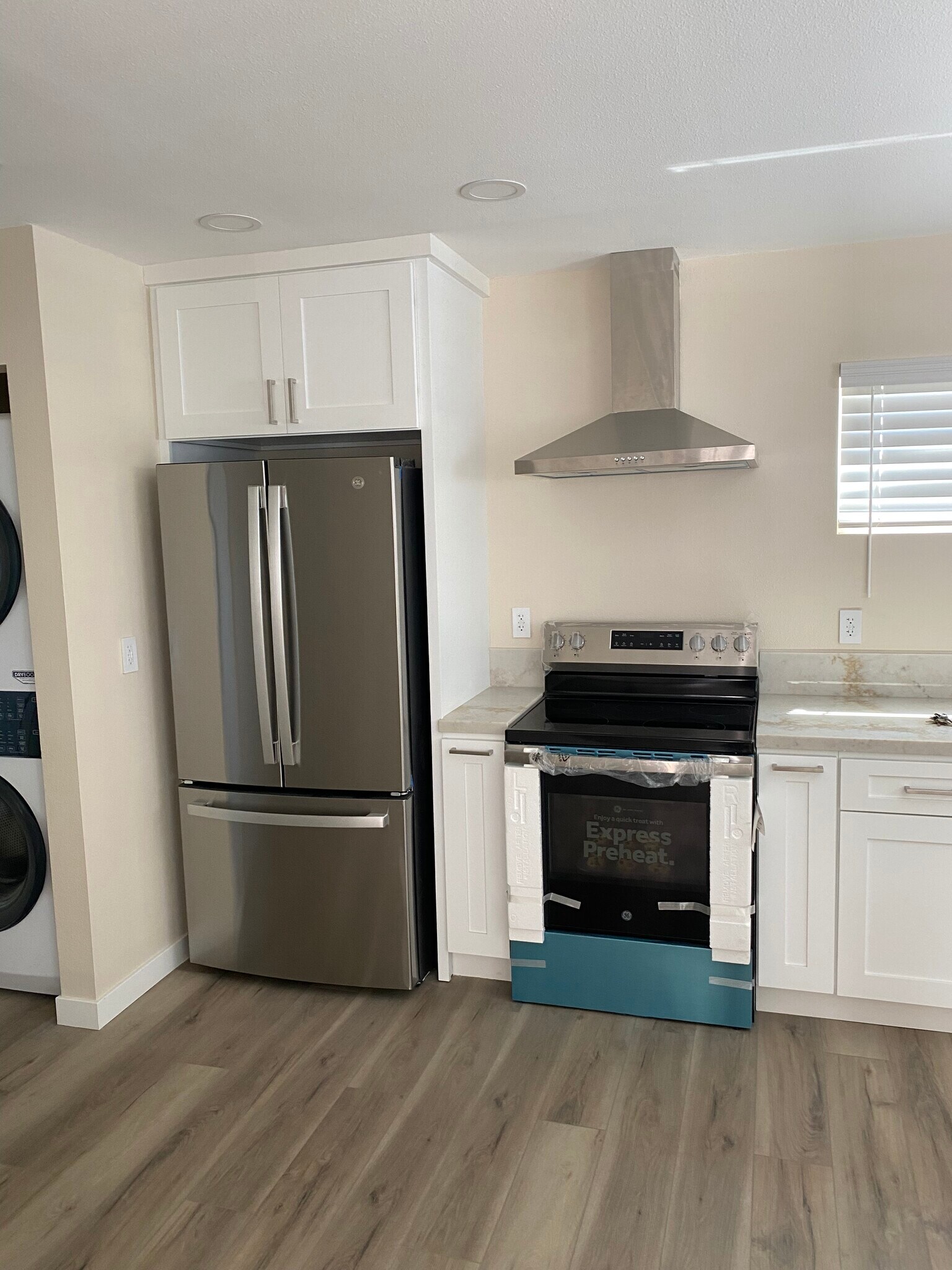 Building Photo - 549 E Tujunga Ave