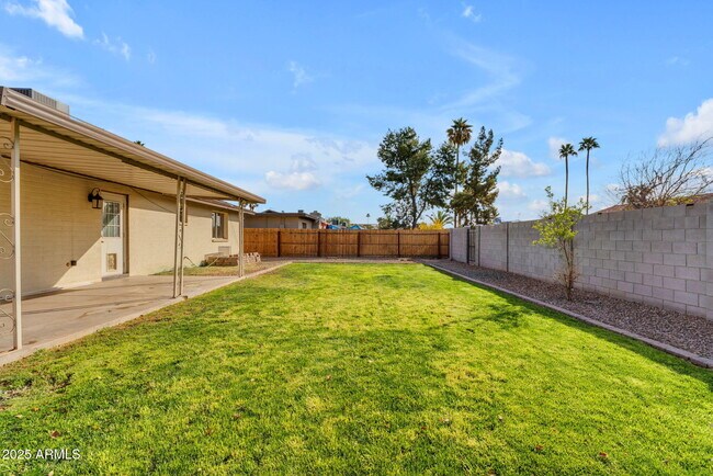 Building Photo - 2447 E La Jolla Dr