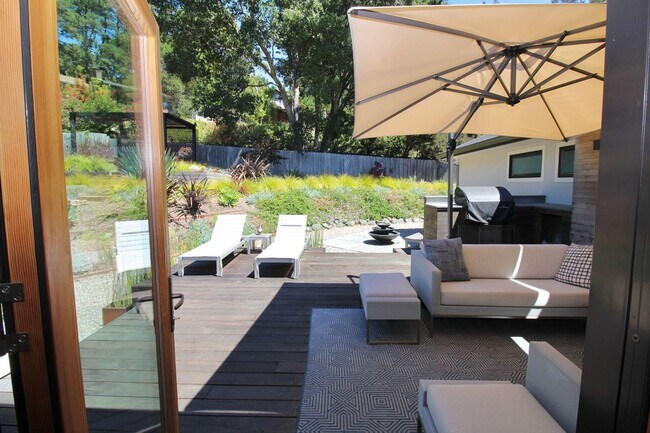 Building Photo - Bright, Stylish Living with Exceptional Ou...