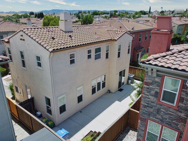 Building Photo - Gorgeous 4 Bed, 3.5 Bath in Brentwood