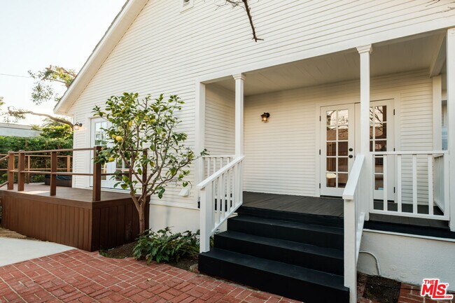 Building Photo - 866 N Doheny Dr