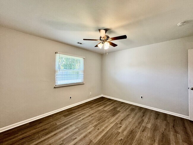 Building Photo - A Ranch Home In Great Neck!  Ready NOW!  P...