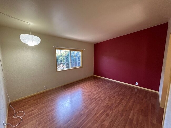 Building Photo - 554 Sanford Ave