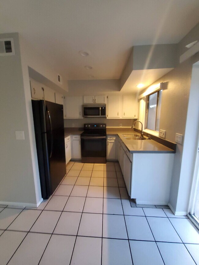 Building Photo - 2 Bed / 2 Bath – Updated – Pets Welcome – North Phoenix
