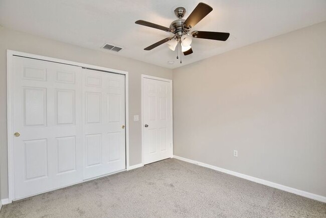 Building Photo - Charming 3/2.5 Spacious Townhome with a 2 ...