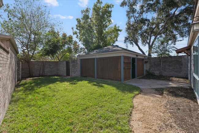 Building Photo - 16106 New Field Dr