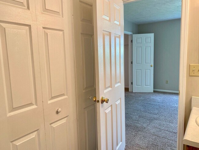 Building Photo - COMING SOON!! Great 3 Bedroom 2 Bathroom R...