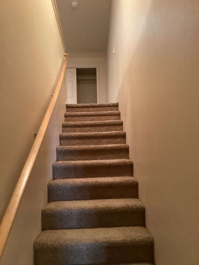 Building Photo - 1335-1335 NE Del Norte Ave