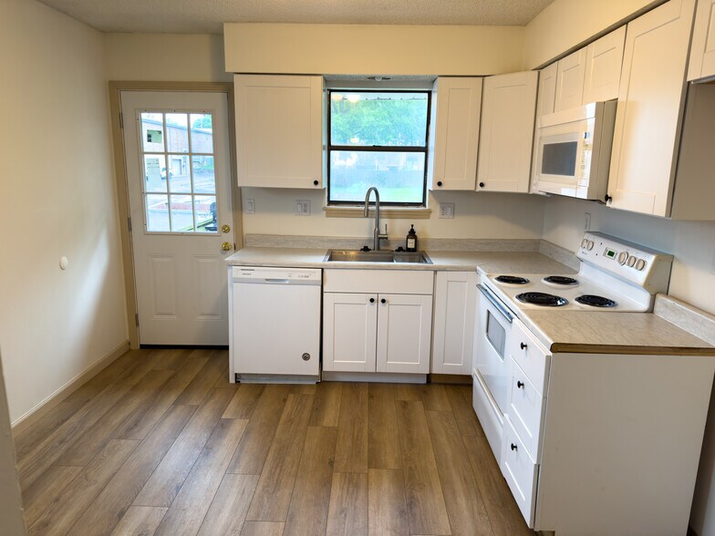 Kitchen - 410 NE 81st St